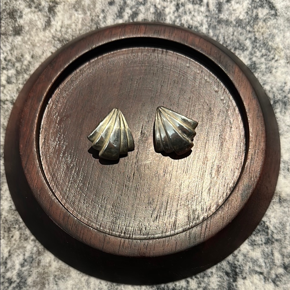 Bayanihan 925 Sterling Silver Shell Fluted Earrings